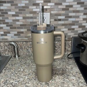 Magnolia Home x Stanley Basic Brown 2023